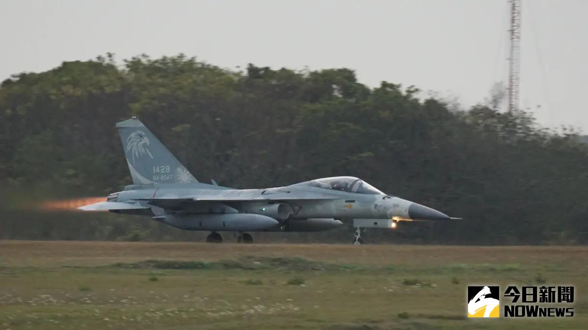 ▲雙座型經國號戰機加速起飛升空。（圖／記者呂炯昌攝，2025,01,07）
