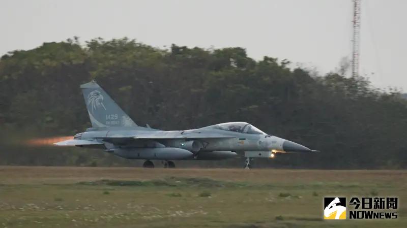 ▲雙座型經國號戰機加速起飛升空。（圖／記者呂炯昌攝，2025,01,07）