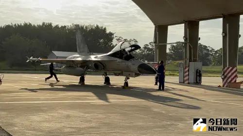 經國號戰機飛行員接獲命令後準備起飛 ▲經國號戰機飛行員接獲命令後準備起飛。(圖/記者呂炯昌攝,2025,01.07)