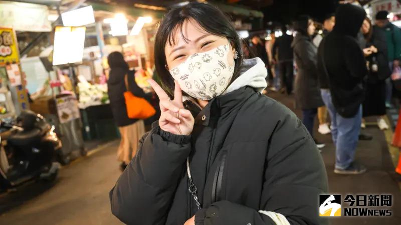 ▲節目《夜市王》鐵粉特別從台中上台北來踩點夜市，表示逢甲夜市現在太貴，「看價格就吃不下。」更推薦台中當地人都是去旱溪夜市。（圖／記者李政龍拍攝）