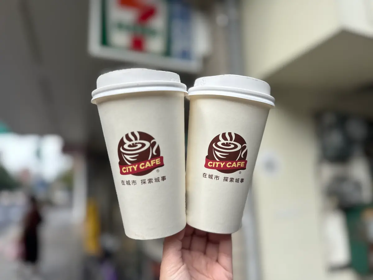 ▲今（15）日土地公尾牙突降溫，7-11推出隱藏寄杯優惠，LINE禮物有熱卡布奇諾、精品美式買一送一。（圖／記者鍾怡婷攝）