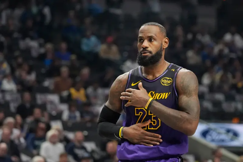 ▲40歲的「詹皇」LeBron James在比賽中仍能完成完成「左手大風車換手灌籃」，這個有望爭奪2025年度灌籃的精采回合，出現在洛杉磯湖人今（8）日客場對決達拉斯獨行俠的比賽。（圖／美聯社／達志影像）
