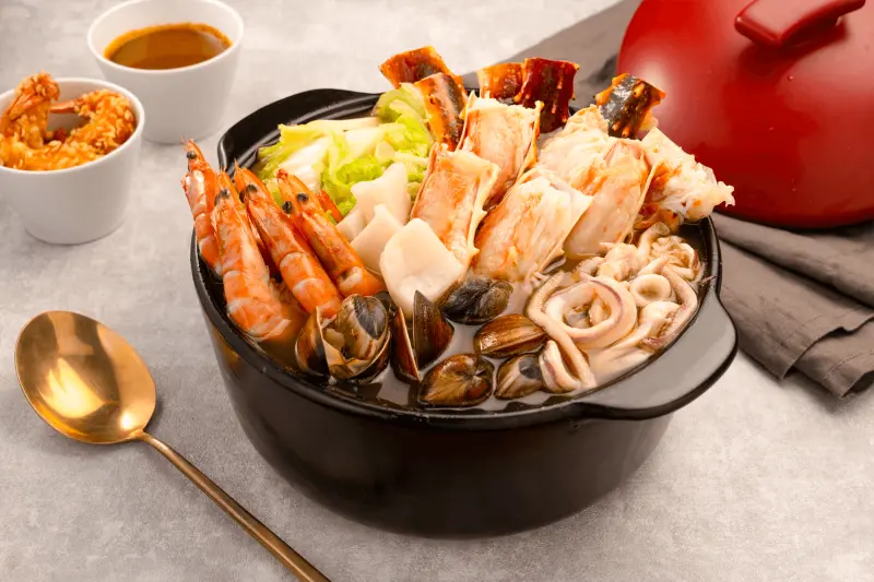 ▲4月1日愚人節低溫好冷！金色三麥「火鍋全面41折」溫暖優惠。清明連假王品「石二鍋」送限量兒童繪本、免費兌換「田間小菜盤」；「向辣」麻辣鍋吃到飽「滿千現折百元」一次整理。（圖／金色三麥提供）