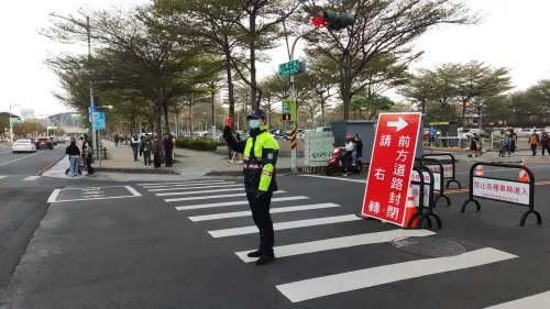 ▲高市交通大隊春節期間將規劃設置208處崗哨，投入405名警民力協助疏導，加強監控車流及彈性疏導管制措施。（圖／高市府提供）