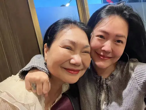 小S戒酒全因「肝臟喝出問題」?本人無奈曝身體現況 S媽一聽氣炸 ▲小S(右)和S媽(左)面對大S病逝滿百日,還有傷痛要撫平,小S宣告要振作起來,好好照顧媽媽。(圖/摘自小S IG)