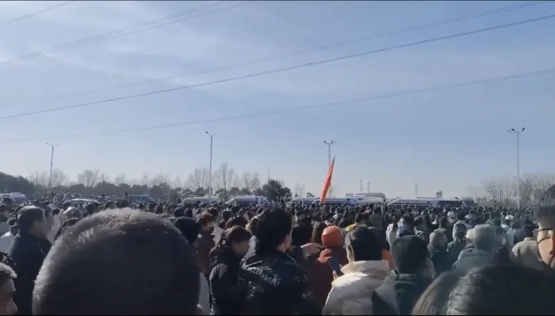 ▲陝西一名高職生墜樓死亡，事發狀況及當局處理方式引起群眾不滿，演變成大規模抗議事件。（圖／翻攝自X）