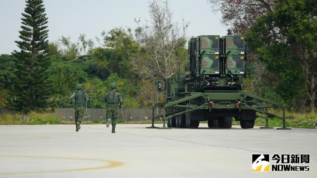 ▲愛國者防空飛彈操演，官兵接獲命令後快速奔向愛國者二型飛彈發射車。（圖／記者呂炯昌攝）