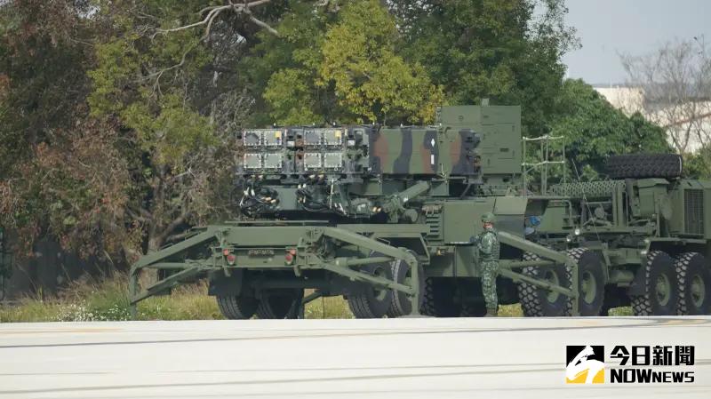 ▲愛國者飛彈操演，官兵接獲命令後快速奔向愛國者二型飛彈發射車。（圖／記者呂炯昌攝）