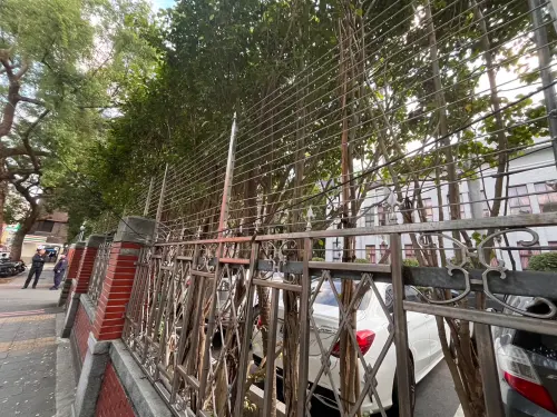 立法院 ▲立院近日來進行圍牆加高工程。立院稱是「維護樹木生長與圍牆結構安全」。(圖/記者陳威叡攝,2024.01.08)