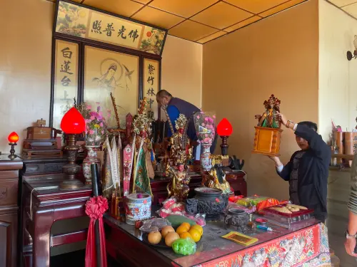 ▲住戶貼文表示,「市府很隆重的將我家神明及祖先由師傅移駕禮成,感謝市府同仁幫忙協助」。(圖/高市府地政局提供) ▲住戶貼文表示,「市府很隆重的將我家神明及祖先由師傅移駕禮成,感謝市府同仁幫忙協助」。(圖/高市府地政局提供)