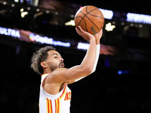 ▲老鷹隊Trae Young在決勝節投進半場壓哨三分球，技驚全場。（圖／美聯社／達志影像）