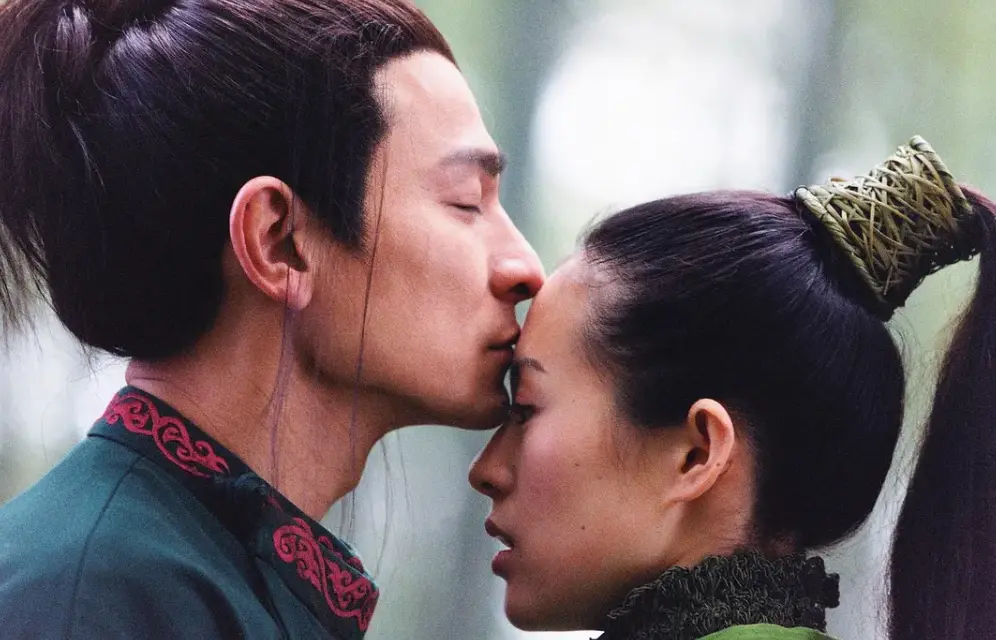 ▲女星章子怡（右）過去在電影《十面埋伏》與劉德華（左）有吻戲，據說當時拍完後，章子怡噁心了好久，甚至反胃想吐，好幾天都吃不下飯。（圖／翻攝自豆瓣電影）