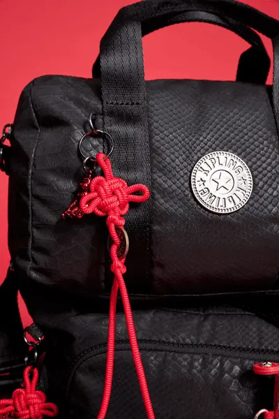 ▲中國結造型錢幣吊飾，有吉祥發財的美好寓意。