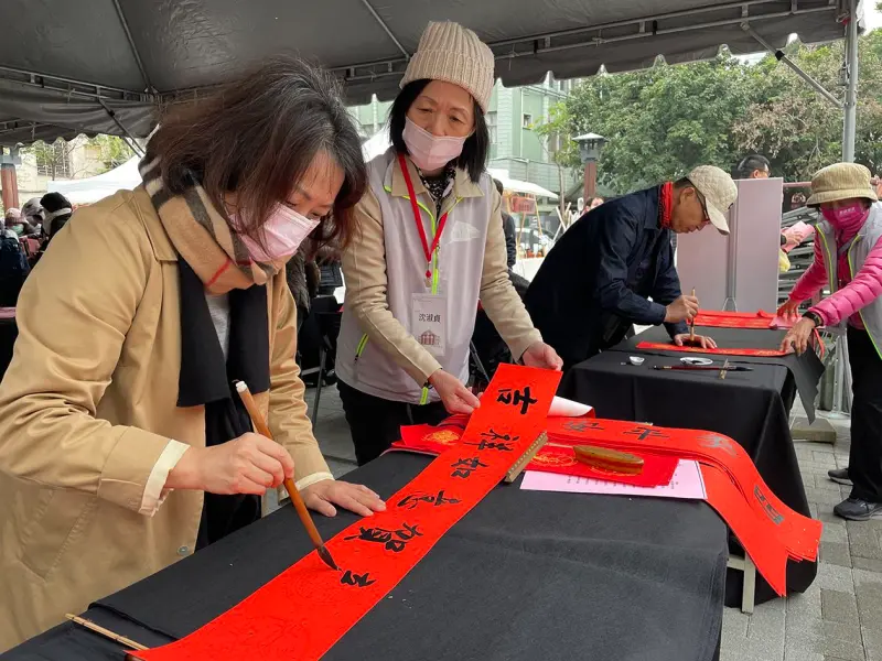 ▲書法家現場揮毫春聯贈民眾。（圖／文化部）