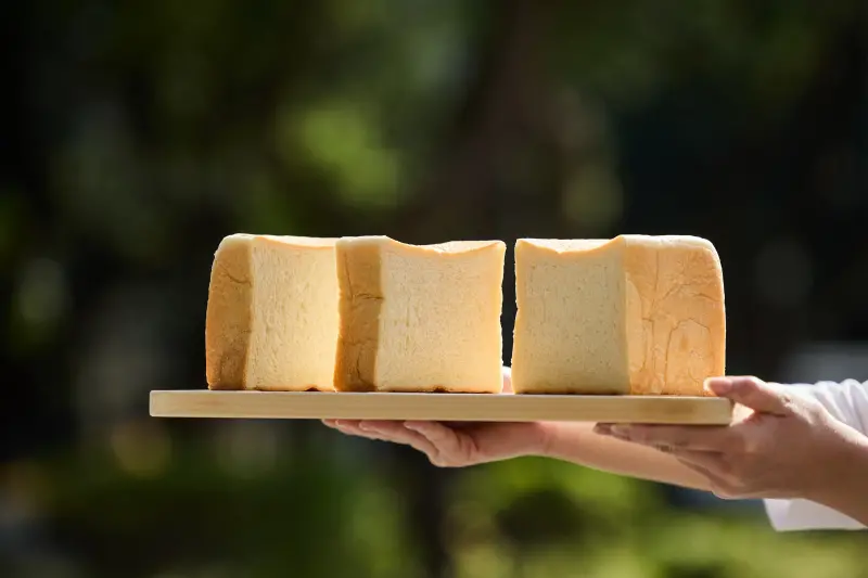 ▲來自日本的排隊吐司專賣店「銀座仁志川（銀座に志かわ）」宣告1月10日起，在台北東區商圈開設台灣1號店。該款生吐司最大的特色，就是使用「鹼性離子水」，最招牌的「定番高級吐司」標榜連吐司邊都柔軟好吃。（圖／銀座仁志川提供）
