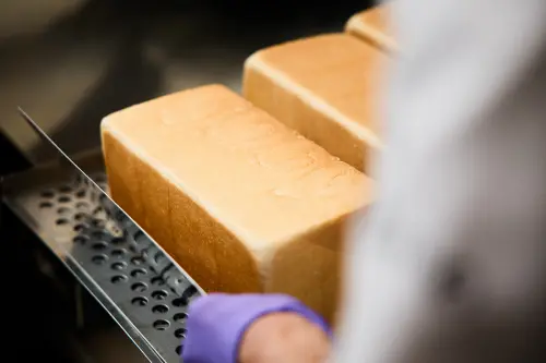 ▲「銀座仁志川」的生吐司強調入口就能感受吐司本身驚人的彈性與滑順溫柔的咬感，連吐司邊都同樣是細緻柔軟。（圖／銀座仁志川提供）