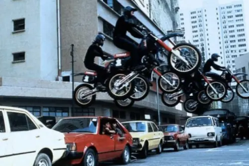 ▲《最佳拍檔》系列的動作場面豐富，娛樂性不俗，是春節檔港片最為人熟知的經典之一。（圖／摘自IMDb）