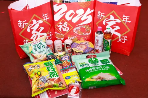 ▲每包福袋內含15項指定商品優惠，包含飲料、餅乾、泡麵，還有一個優惠最多達1500元折抵以及買1送1。（圖／記者吳翊緁攝）