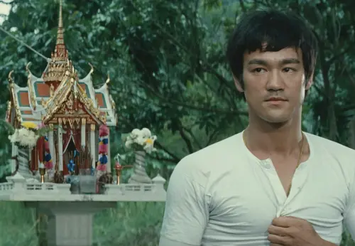 ▲李小龍因《唐山大兄》在香港影壇變成超級巨星,可是這部片在台灣卻是在晚一年多的春節檔才終於上映。(圖/摘自IMDb) ▲李小龍因《唐山大兄》在香港影壇變成超級巨星,可是這部片在台灣卻是在晚一年多的春節檔才終於上映。(圖/摘自IMDb)