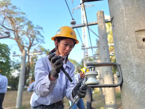 ▲年僅19歲、參加配電地下電纜的馬祖區處邵子辰，是56名參賽者中唯二女性，同時也是賽場上最年輕的選手。（圖／台電提供）