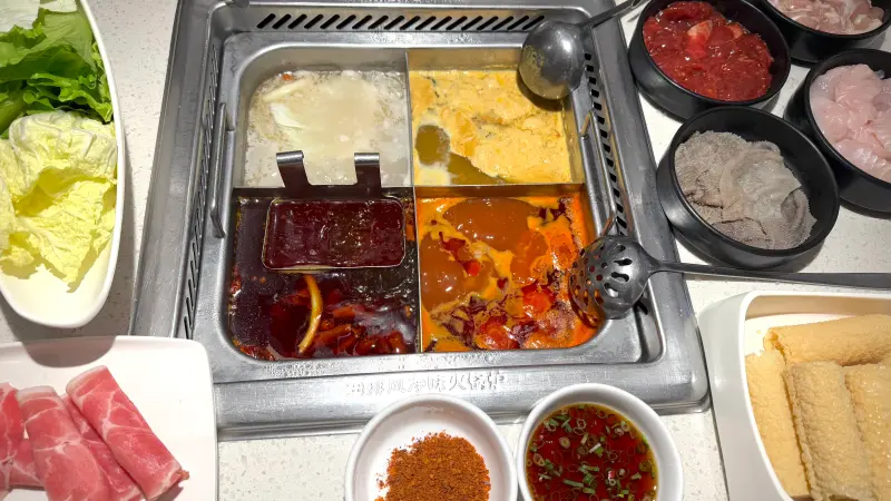 ▲海底撈包山包海服務驚人，粉絲喜歡點撈麵看甩麵表演，還熱衷混搭配料變出各種隱藏美食。有民眾發文教學「自帶鍋底現省200元」，引來網友不挺「得了便宜還賣乖」。業者132字回應了。（圖／記者蕭涵云攝）