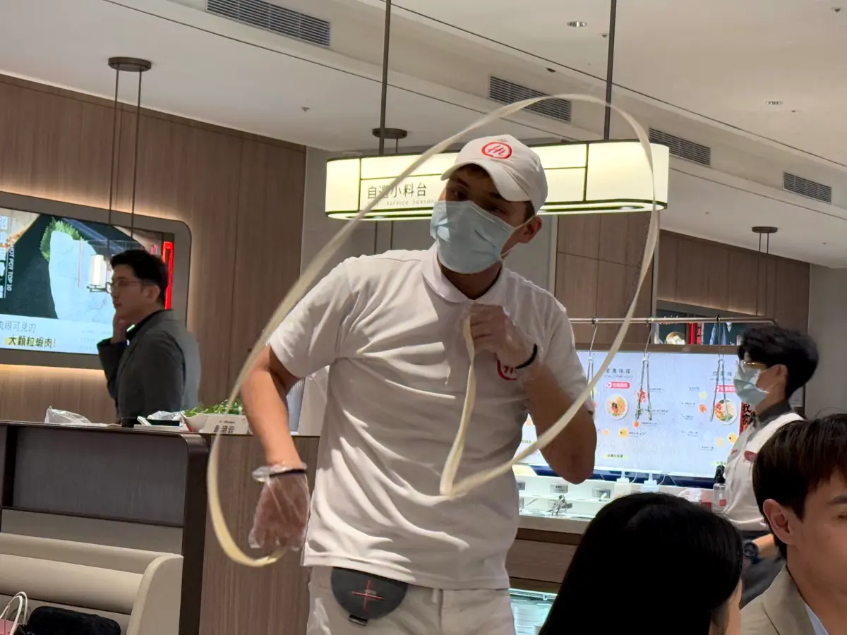 ▲海底撈火鍋除了鍋底配料好吃，還以各種驚人服務受消費者歡迎！官方證實必吃撈麵的7大秘辛，不只「可以不要表演」、還「可以自己甩麵」，更「可以點歌」、「變水餃」一次全說了。（圖／記者蕭涵云攝）