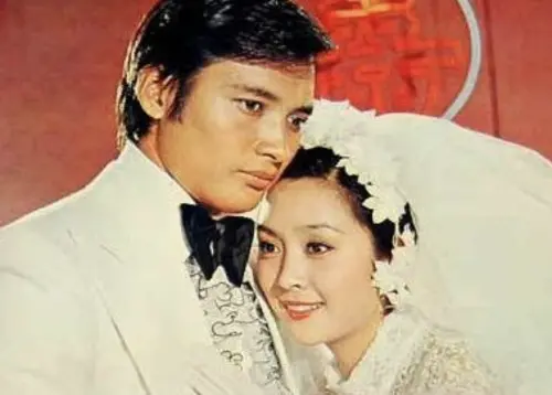 ▲甄珍（右）與秦祥林合演的《婚姻大事》，也曾經是台灣春節檔的賀歲電影。（圖／摘自HKMDB）