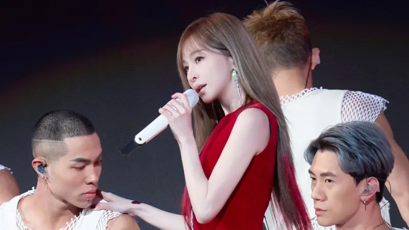 ▲「甜蜜天后」王心凌（Cyndi）第8度登上《2025超級巨星紅白藝能大賞》，穿上紅色鏤空洋裝開唱，直接美出新高度。（圖／台視提供）