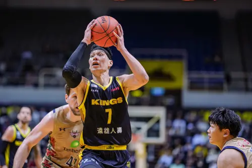 TPBL職籃球隊新北國王今(8)日在東亞超級聯賽(The East Asia Super League,英文簡稱EASL,簡稱「東超」)對決來自日本B聯賽的琉球黃金國王,靠著主將林書豪全場狂轟26分7助攻,終場以99:63大勝對手,在主場拿下勝利。 ▲TPBL職籃球隊新北國王在東亞超級聯賽(The East Asia Super League,英文簡稱EASL,簡稱「東超」)對決來自日本B聯賽的琉球黃金國王,靠著主將林書豪全場狂轟26分7助攻,終場以99:63大勝對手,在主場拿下勝利。(圖/東超提供)