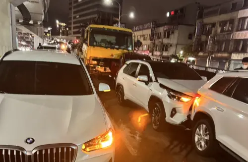 新北大漢橋17車連環撞!水泥車煞車失靈向前撞 後方反應不及釀禍