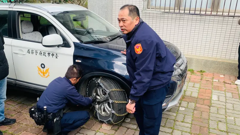▲台中市海拔最高的勝光派出所，員警報到後得「在職訓練」，先學會為警車裝雪鏈。（圖／記者顏幸如攝，2025.01.09）