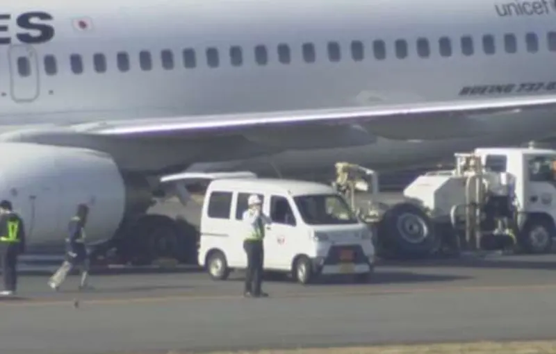 ▲日本羽田機場9日上午發生客機因爆胎，一度停留跑道的事故，所幸狀況已排除，無人傷亡。 （圖／翻攝自NHK）