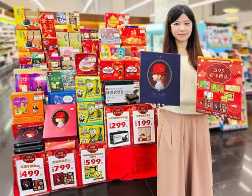 ▲萊爾富門市精心推出「2025新年禮盒」專刊 滿足顧客各式送禮需求 即日起至1月31日購買指定禮盒享2件95折、3件以上9折。（圖／萊爾富提供）