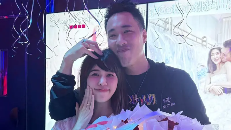 ▲柔柔（左）和余祥銓（右）婚姻甜蜜，她自爆在家不用煮飯也不用做家事，全是因為某次她做甜點給公公、婆婆吃，沒想到余天、李亞萍的評價卻是：「妳很棒，但下次別做了。」（圖／柔柔臉書）