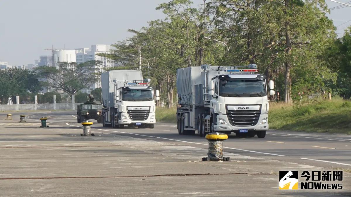 ▲共艦台海出沒，海鋒大隊雄二機動飛彈車緊急出動。（圖／記者呂炯昌攝）