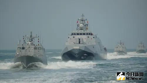 ▲國軍春節加強戰備，海軍光六飛彈快艇與沱江級巡邏艦「萬江軍艦」緊急出港。（圖／記者呂炯昌攝）