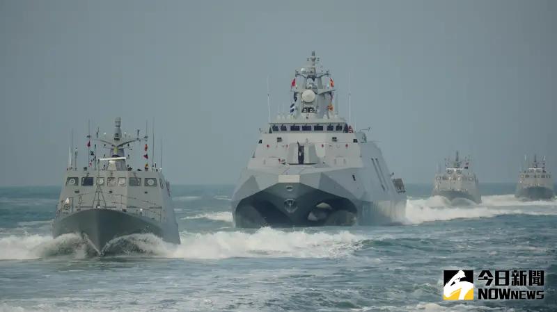 ▲國軍春節加強戰備，海軍光六飛彈快艇與沱江級巡邏艦「萬江軍艦」在接獲命令後緊急出港。（圖／記者呂炯昌攝）