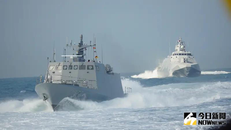 ▲國軍春節加強戰備，海軍光六飛彈快艇與沱江級巡邏艦「萬江軍艦」緊急出港。（圖／記者呂炯昌攝）