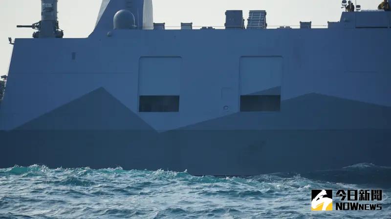 ▲國軍春節加強戰備,海軍沱江級巡邏艦「萬江軍艦」緊急出港,雄三飛彈發射艙門準備開啟。(圖/記者呂炯昌攝)