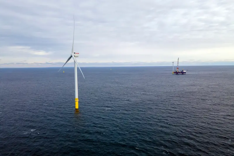 ▲這場全球風電寒冬，難道只吹凍海峽風電一家，還是台灣離岸風電鬆動的第一張骨牌？（圖／美聯社／達志影像）