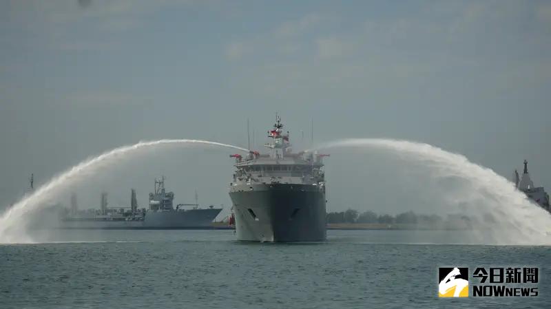▲海軍大武級救難艦「大武軍艦」,艦上消防水砲射程達120公尺。(圖/記者呂炯昌攝)