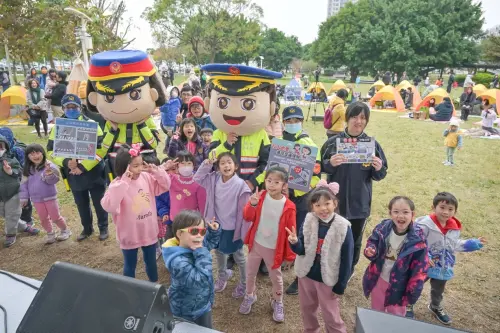 ▲警察人偶以趣味的互動遊戲提醒小朋友交通規則。（圖／信義房屋提供）