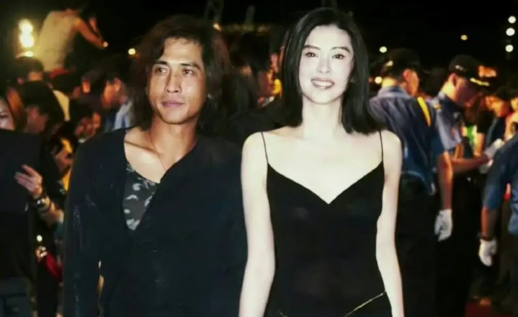 ▲「情歌王子」齊秦（左）今迎65歲生日，他過去與女神王祖賢（右）情纏17年，最終卻因私生子風波分手，王祖賢當時留下1句話就皈依佛門，從此看破紅塵。（圖／翻攝自微博）