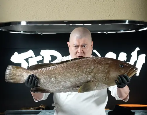 ▲高級壽司店「照壽司」主廚渡邊貴義，以充滿戲劇張力的壽司表演而聞名全球。（圖／初魚提供）