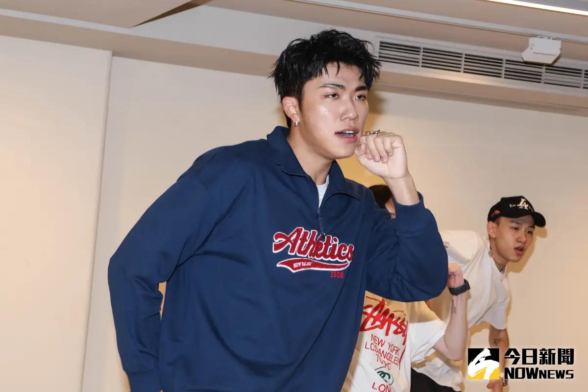 ▲王ADEN挨轟霸凌高中生，遭到台北跨年晚會除名，本人稍早發聲明駁斥，澄清轉PO影片是在檢討自己不當的行為。（圖／記者朱永強拍攝）