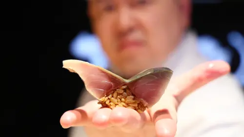 ▲「照壽司」主廚渡邊貴義現場製作的壽司butterfly。（圖／初魚提供）