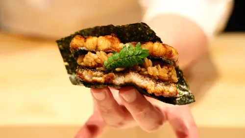 ▲「照壽司」主廚渡邊貴義現場製作的招牌菜鰻魚漢堡。（圖／初魚提供）