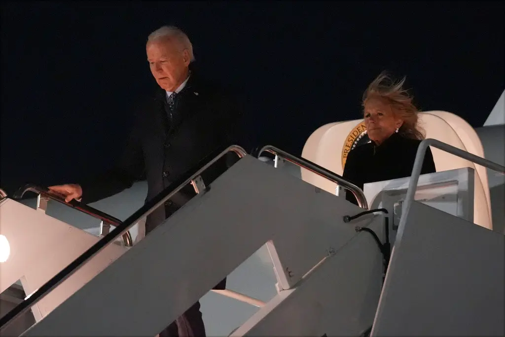 ▲美國加州洛杉磯野火從7日持續蔓延至今，已造成5人死亡，15萬人被迫撤離家園，原定9日將出訪義大利的拜登也宣布將取消出訪，這本是拜登任內最後一次出訪之旅，但如今為了災情不得不取消。（圖／美聯社／達志影像）