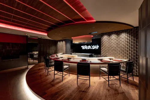 ▲渡邊貴義將傳統的壽司吧台改造成具有視覺衝擊力的「壽司劇場」。（圖／初魚提供）