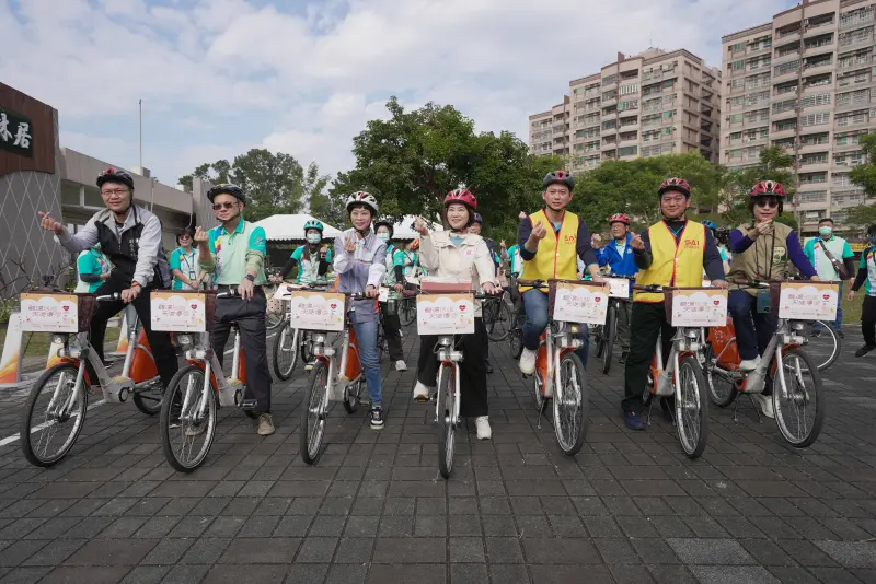 ▲縣長周春米領軍，在7-ELEVEN「把愛找回來」公益募款平台永續支持下，送出的4千多份雞湯到獨居老人家中。（屏基醫院提供）